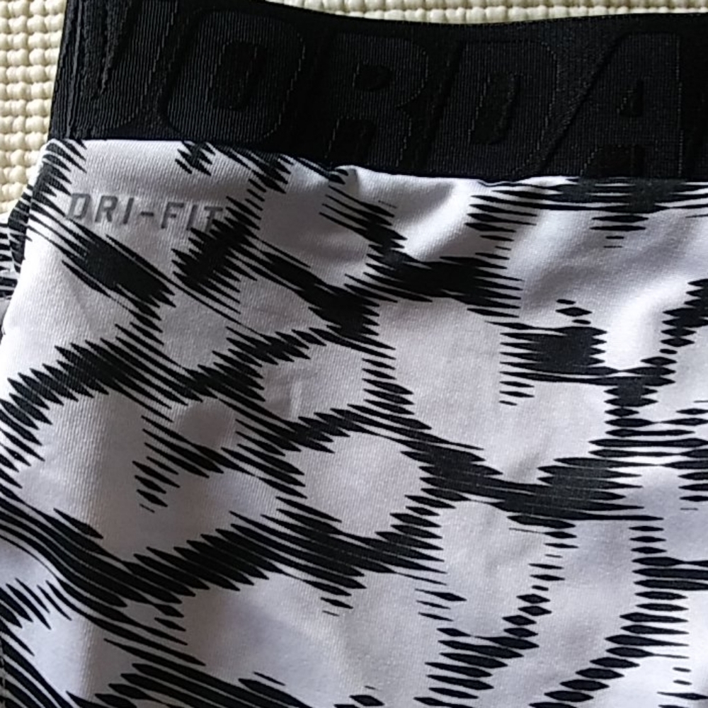 Jordan Dri- Fit Capri Leggings Size M (girls) - Picture 6 of 12